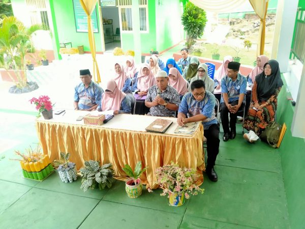 KETUA KOMITE  AJAK GURU MADRASAH TERUSLAH MEMBIMBING DAN MEMBINA ANAK-ANAK KITA