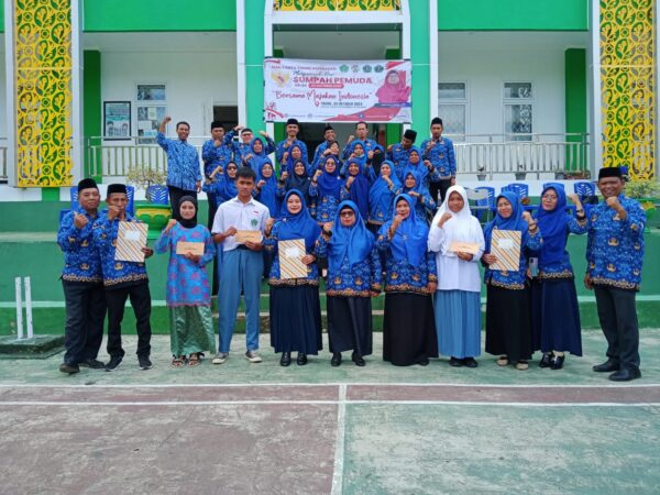 MAN 2 Tidore Menggelar Upacara Peringatan Hari Sumpah Pemuda, Sekaligus Penyerahan Penghargaan Kepada Guru dan Siswa