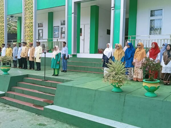 MAN 2 Kota Tidore Kepulauan Gelar Upacara HARDIKNAS Memakai Pakaian Adat