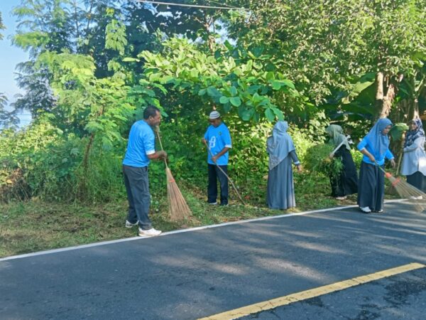 Kerja Bakti Membersihkan Lingkungan Madrasah