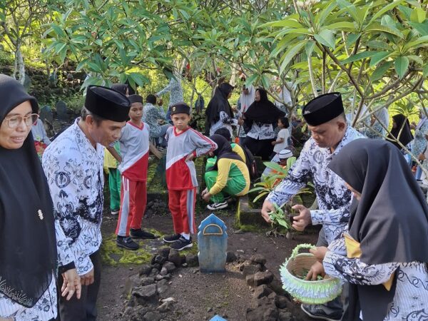 Ziarah makam dalam rangka menyambut Hari Guru Nasional dan HUT PGRI ke-79