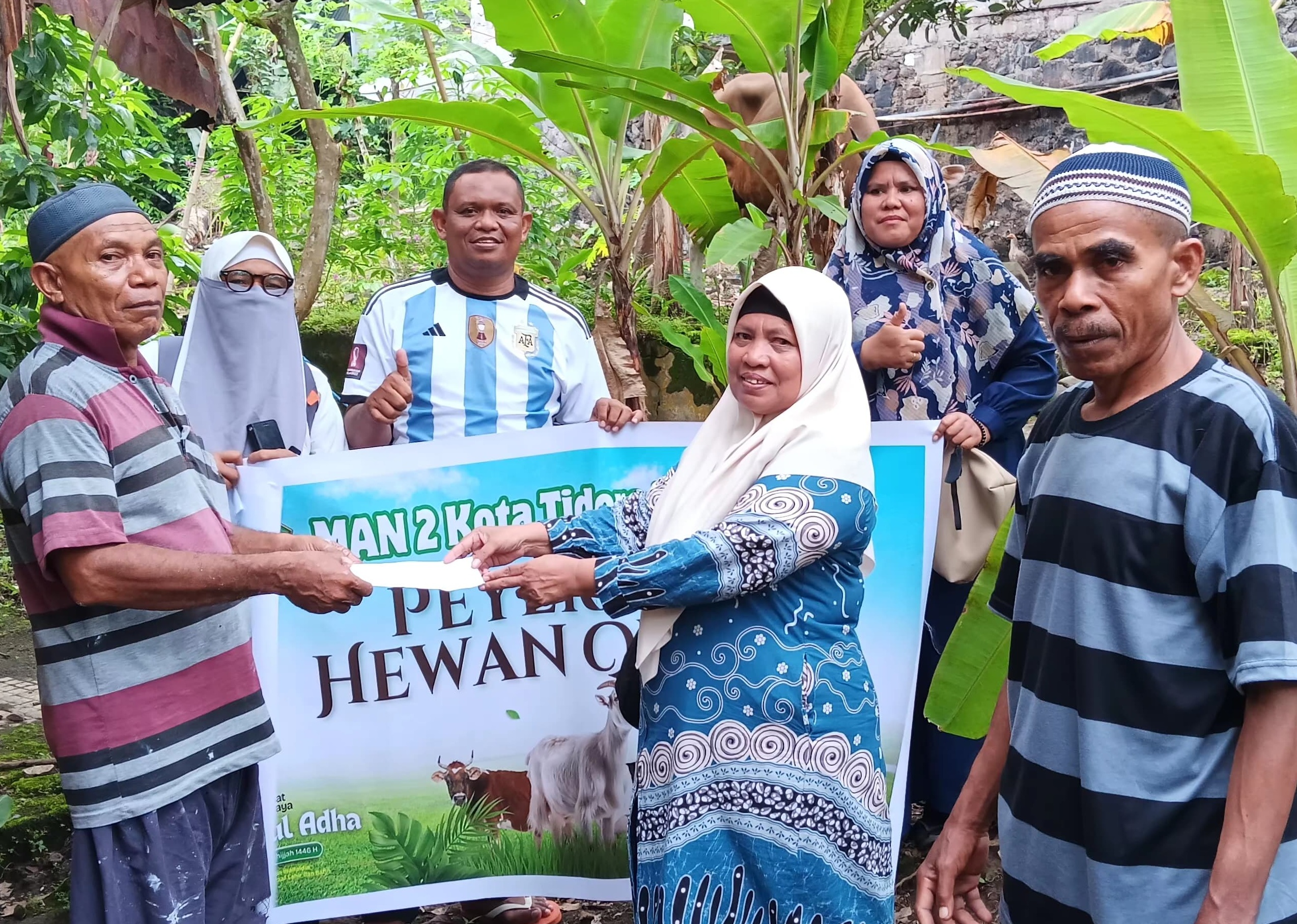 MAN 2 Tikep Serahkan Hewan Kurban ke 2 Mesjid di Kota Tidore Kepulauan