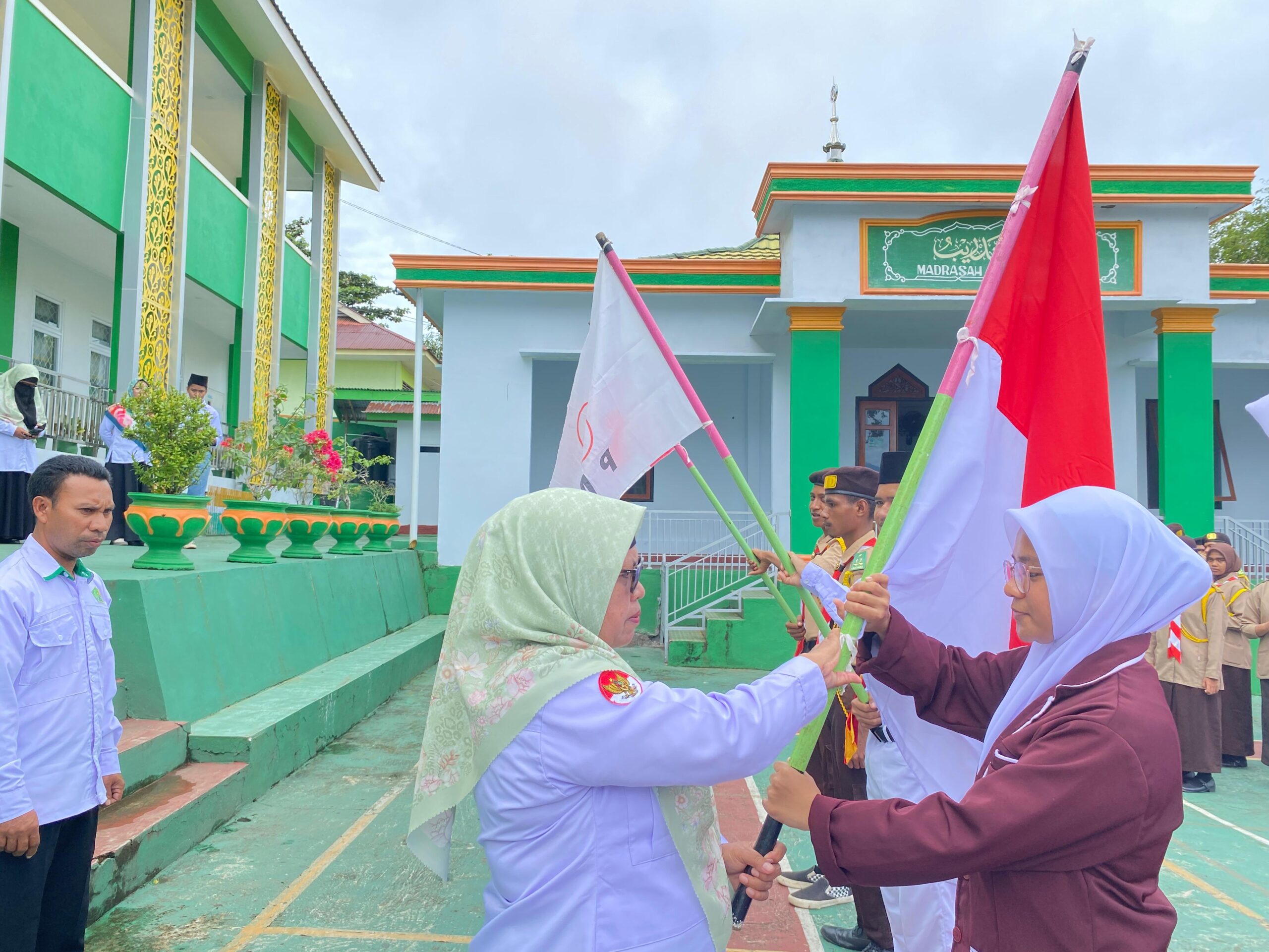 MAN 2 Tikep Gelar Upacara Bendera dan Pelantikan Pengurus Empat Organisasi Siswa