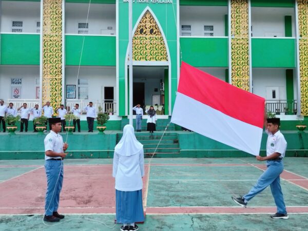 Kepala MAN 2 Tikep Gaungkan Pesan Kedamaian lewat Upacara Bendera