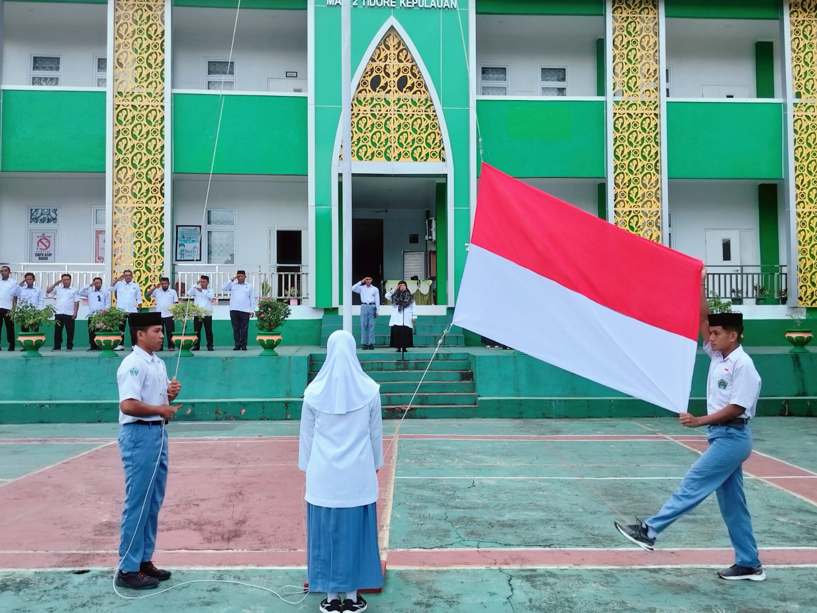 Kepala MAN 2 Tikep Gaungkan Pesan Kedamaian lewat Upacara Bendera
