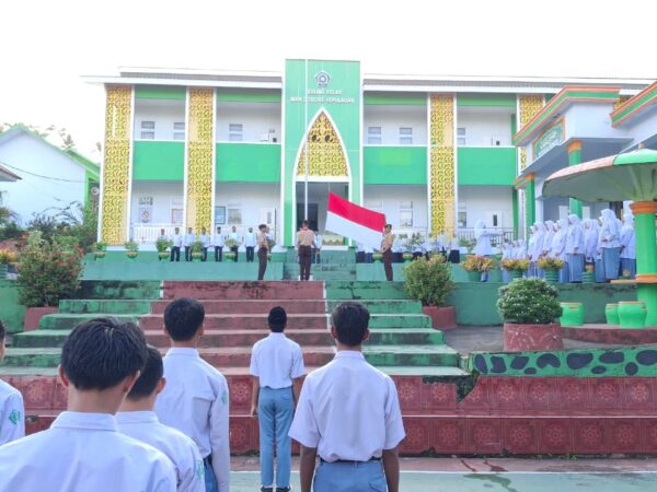 MAN 2 Tikep Gelar Upacara Bendera dan Penyambutan Kontingen Pramuka SCP-1 2025 Se-Maluku Utara