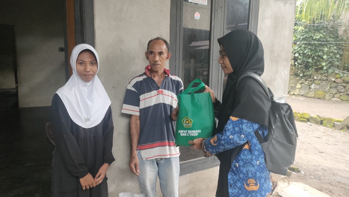 MAN 2 Tikep Gelar Program "Jum’at Berbagi" untuk Siswa Yatim Piatu