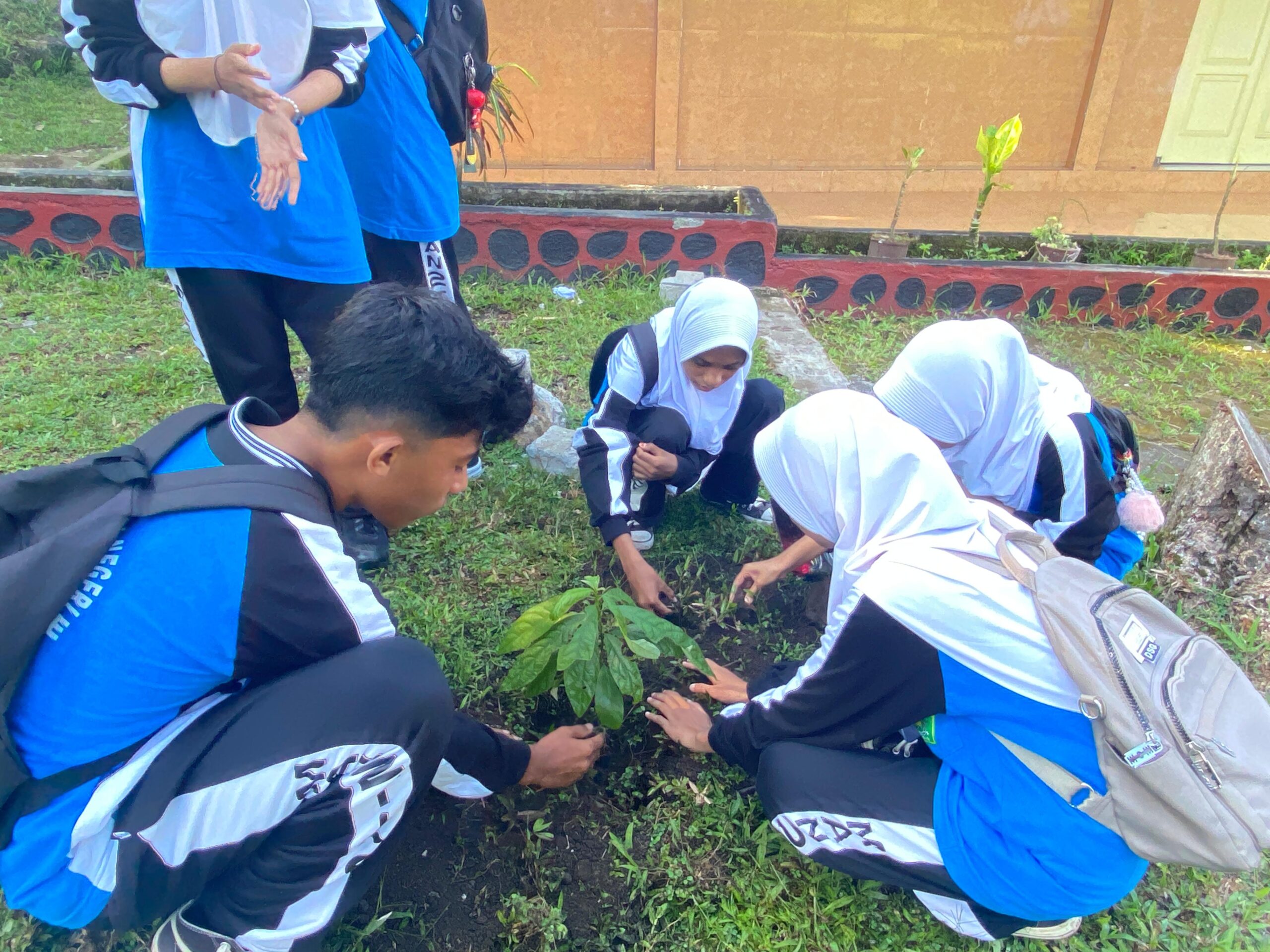 Aksi Tanam Pohon MAN 2 Tikep Jelang Hari Santri 2025