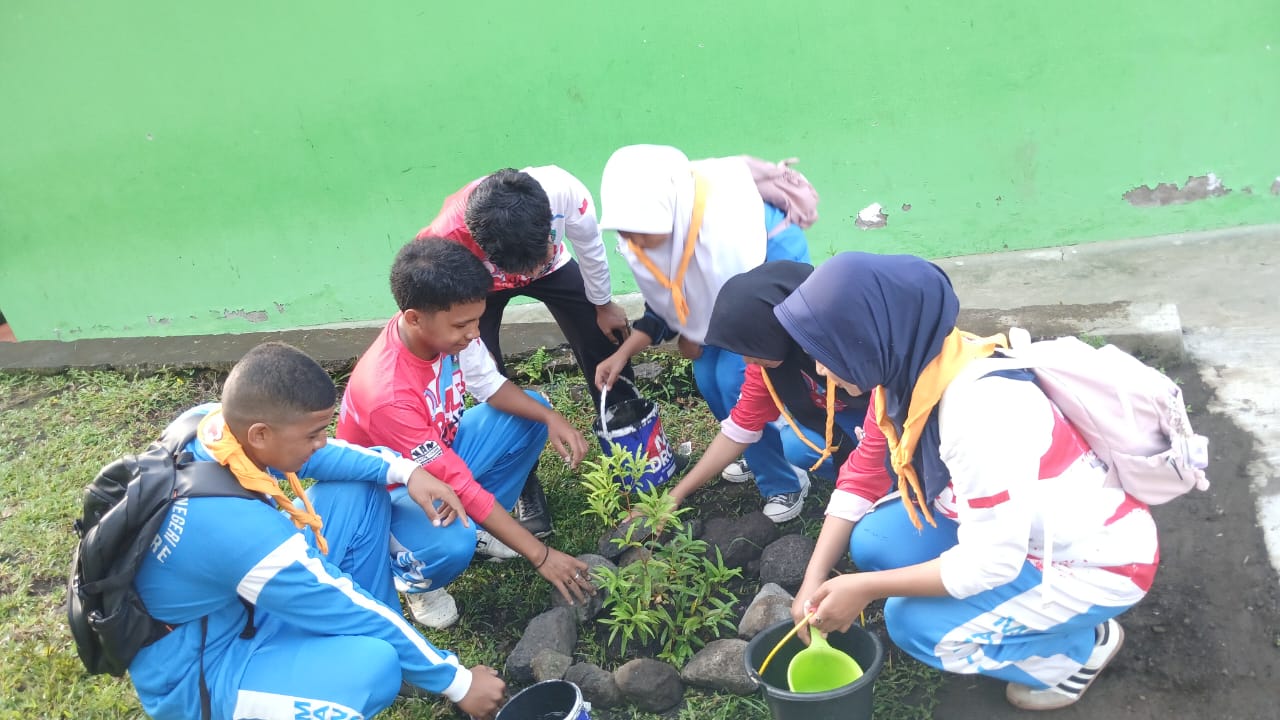 Hijaukan Madrasah, Aksi Tanam Pohon Sambut HAB Kemenag ke-80