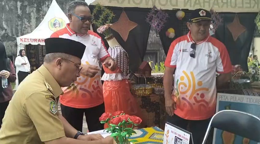 Stand Kewirausahaan PMR WIRA MAN 2 Tikep Mencuri Perhatian Wali Kota Ternate di Ajang Temu Bhakti PMI- II