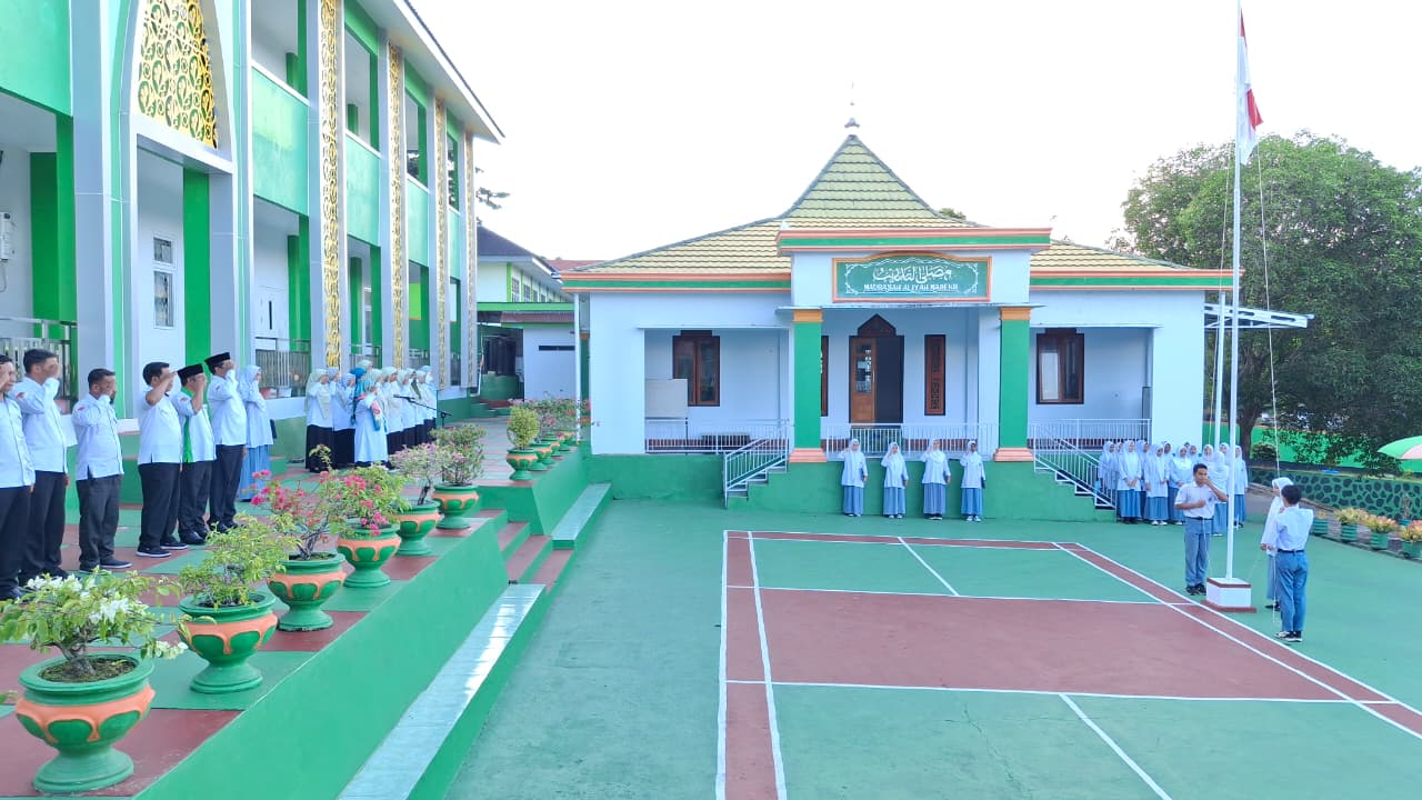 Kamad Tegaskan Disiplin dan Apresiasi Prestasi Siswa dalam Upacara Bendera