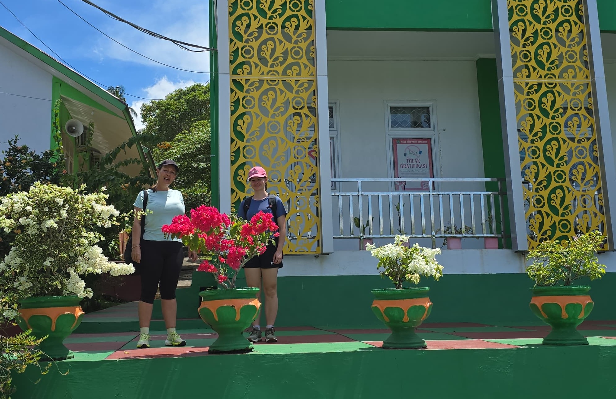 Dua Wisatawan Asal Denmark Kunjungi MAN 2 Tikep, Terkesan Lingkungan Madrasah yang Bersih dan Indah