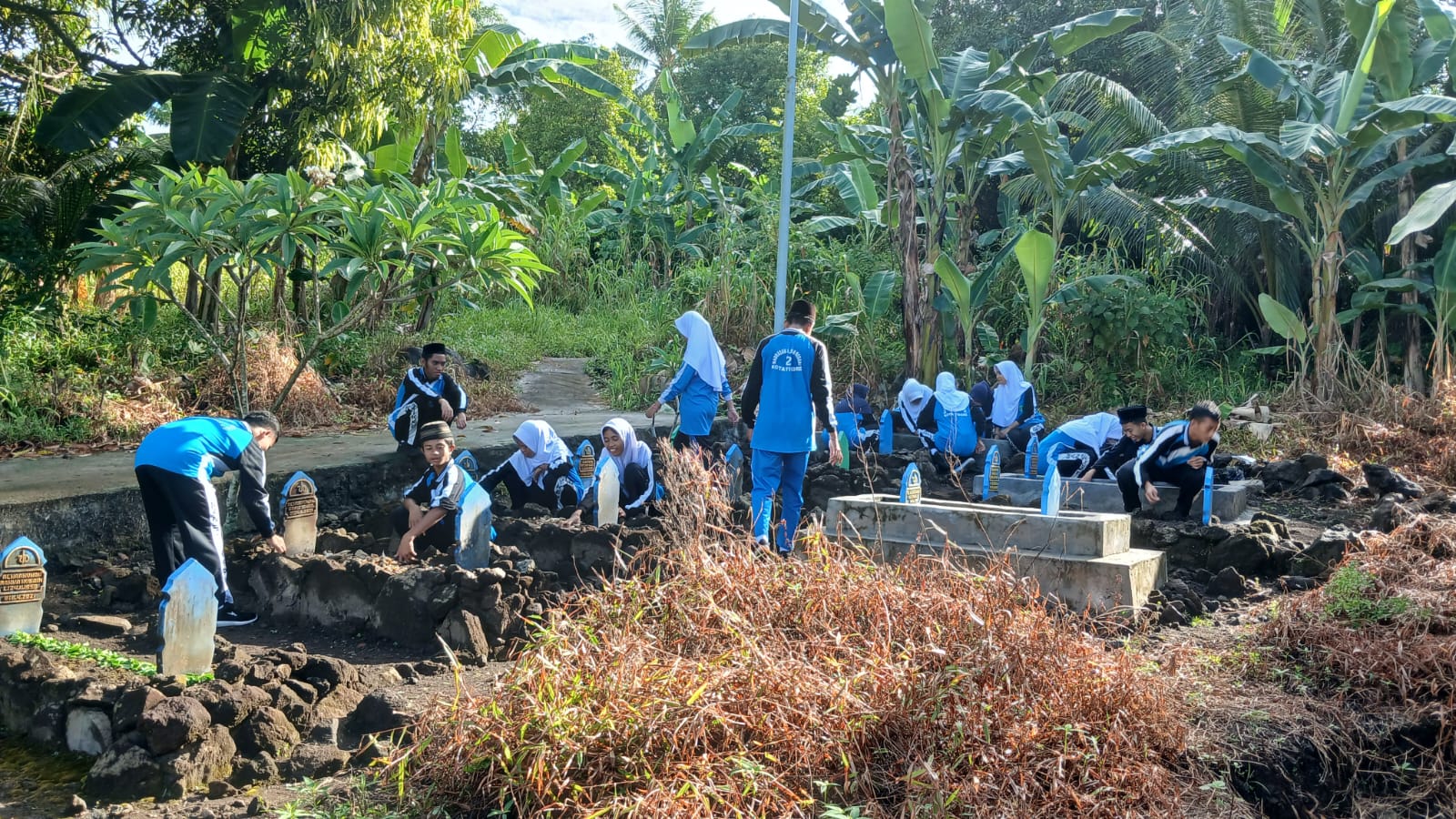 Sambut Ramadhan, Warga MAN 2 Tikep Gelar Kerja Bakti di Lingkungan Madrasah dan Pekuburan