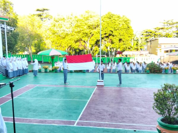 Upacara Bendera Rutin, Pembina Tekankan Disiplin dan Optimalisasi Waktu Belajar