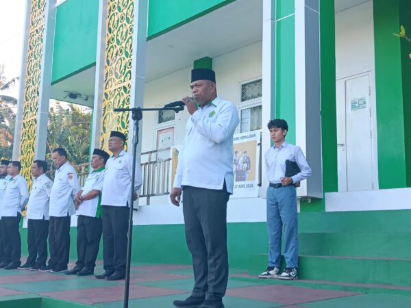 Upacara Bendera Hari Senin Perdana Dipimpin Kepala Madrasah