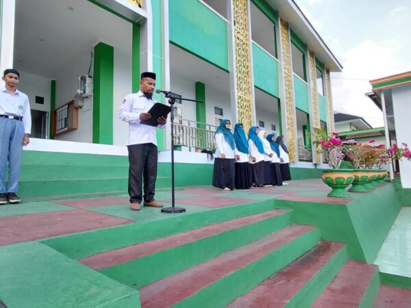Upacara Bendera MAN 2 Tikep, Siswa Diingatkan Disiplin dan Jaga Kelancaran PBM