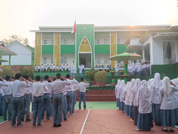 Upacara Senin MAN 2 Tikep: Dari Juara PBB, Berjuang di OMI, Serius Hadapi TKA